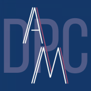 am dpc logo 2021 non libre de droit fond bleu